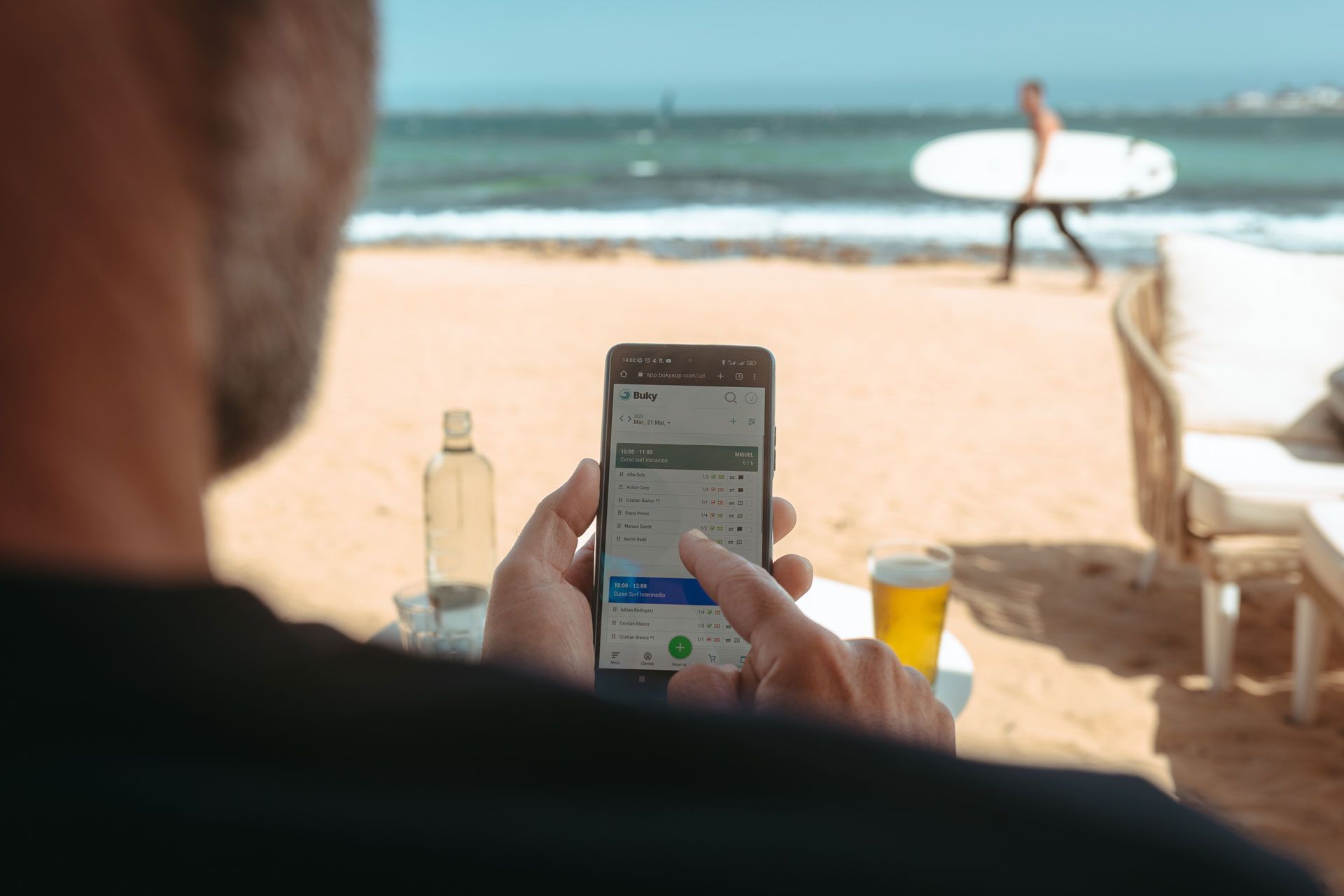 Bukyapp 45 software escuelas de surf y kitesurf app en la playa surfer